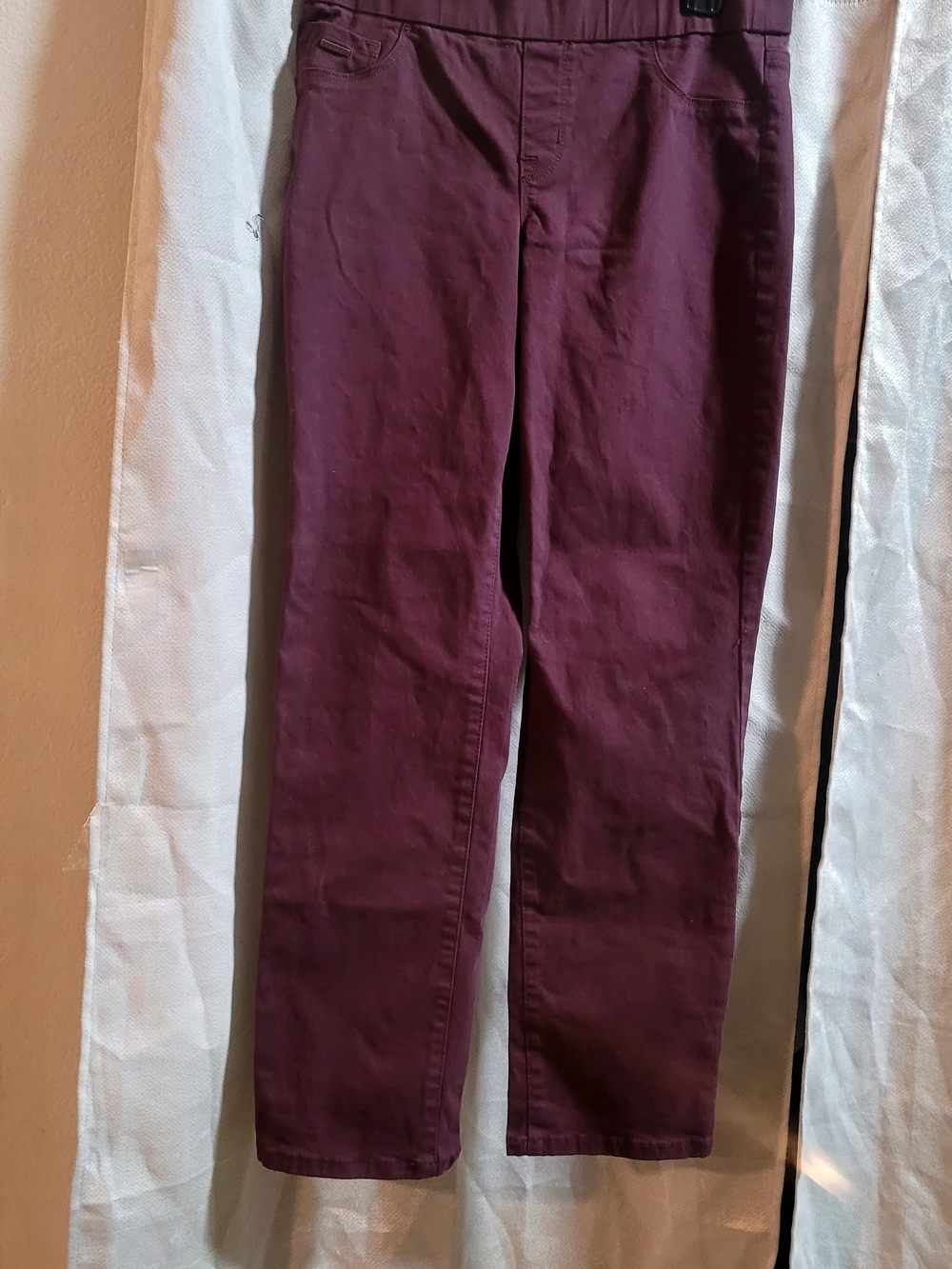 Nine West Heidi Pull On Straight Leg In Plum/Burgandy. Size Ladies 4